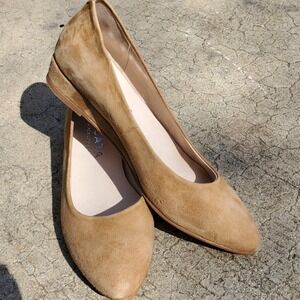 Viscata Barcelona Tan Suede Low Wedge Pumps Made in Spain Womens 39 Almond Toe
